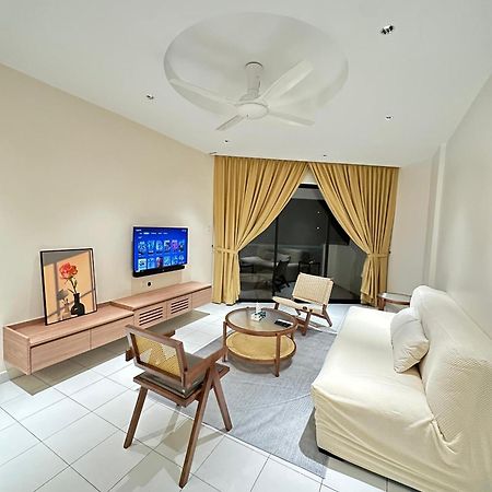 Newly Renovated Comfy Beachfront View At Seri Bulan Петалинг Джая Екстериор снимка