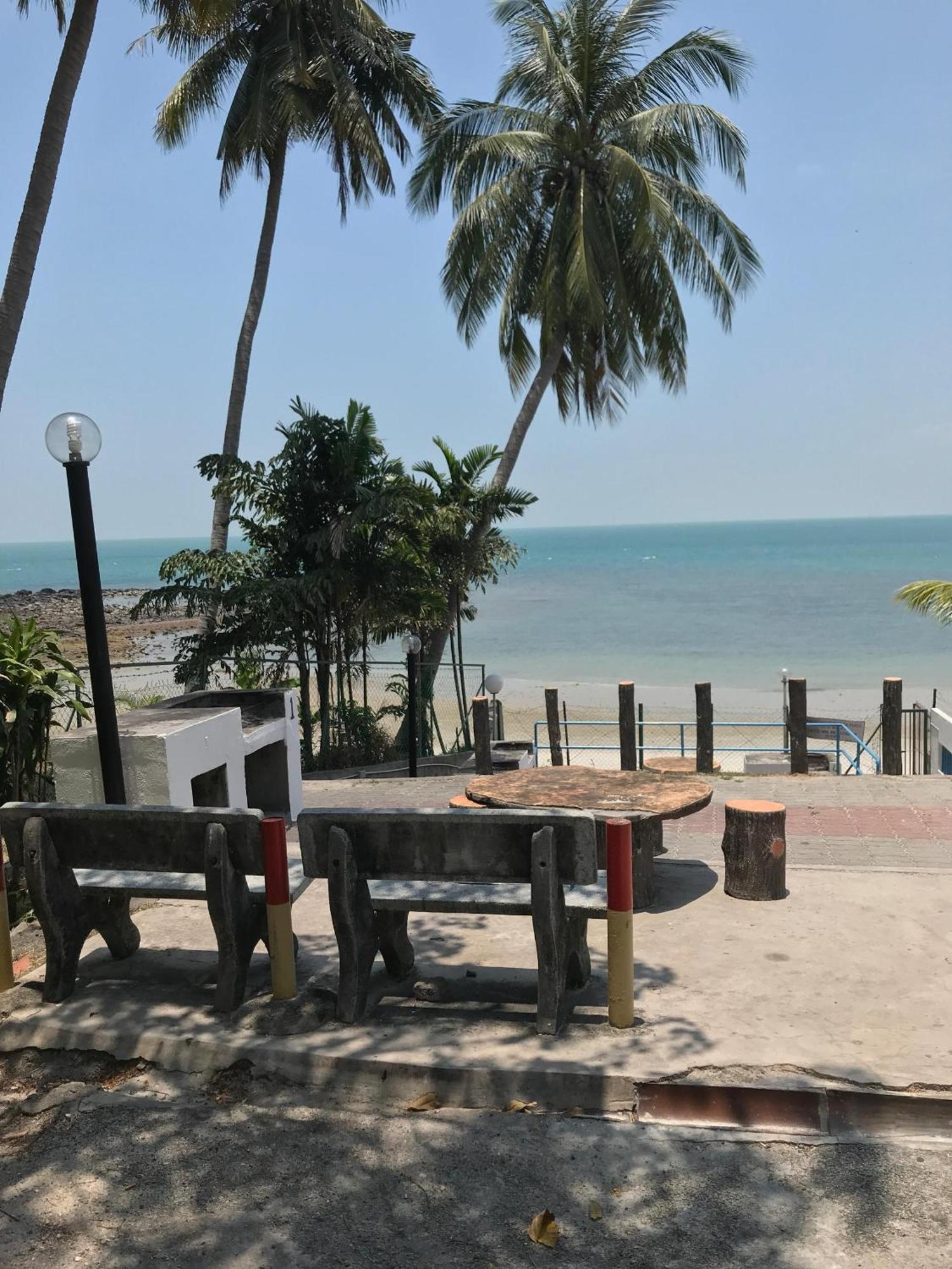 Newly Renovated Comfy Beachfront View At Seri Bulan Петалинг Джая Екстериор снимка