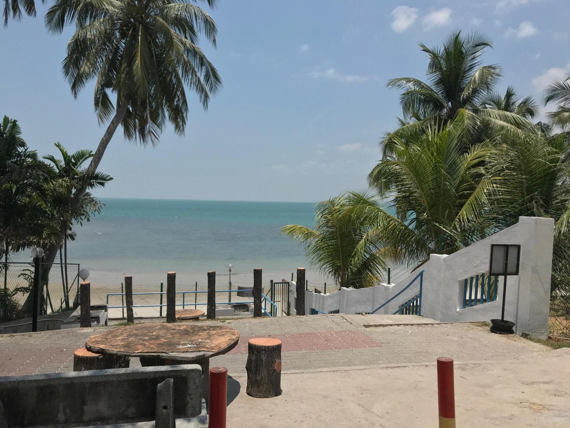 Newly Renovated Comfy Beachfront View At Seri Bulan Петалинг Джая Екстериор снимка