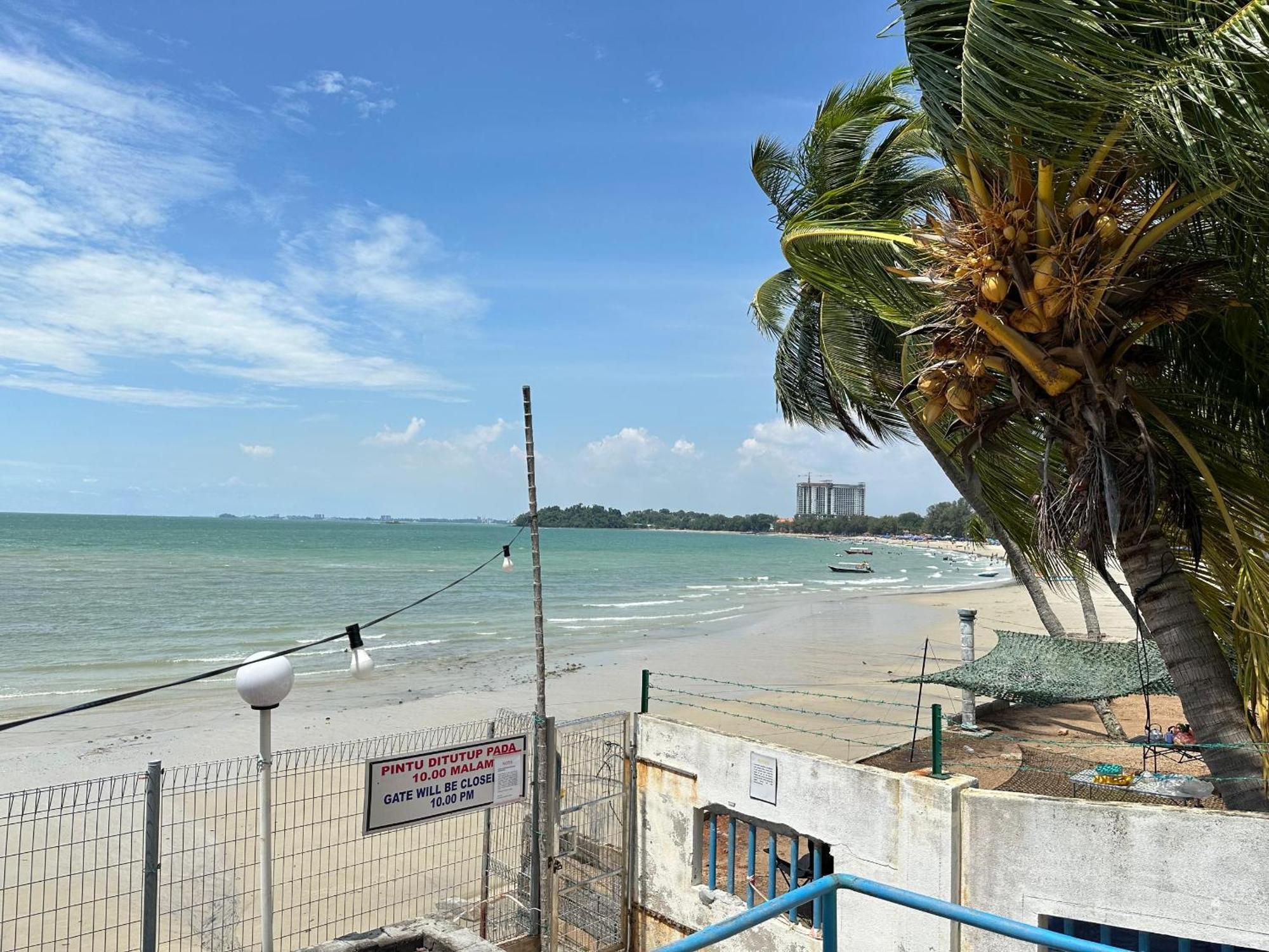 Newly Renovated Comfy Beachfront View At Seri Bulan Петалинг Джая Екстериор снимка