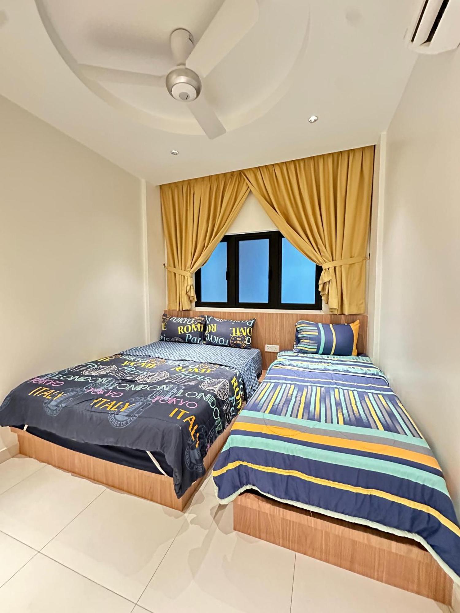 Newly Renovated Comfy Beachfront View At Seri Bulan Петалинг Джая Екстериор снимка