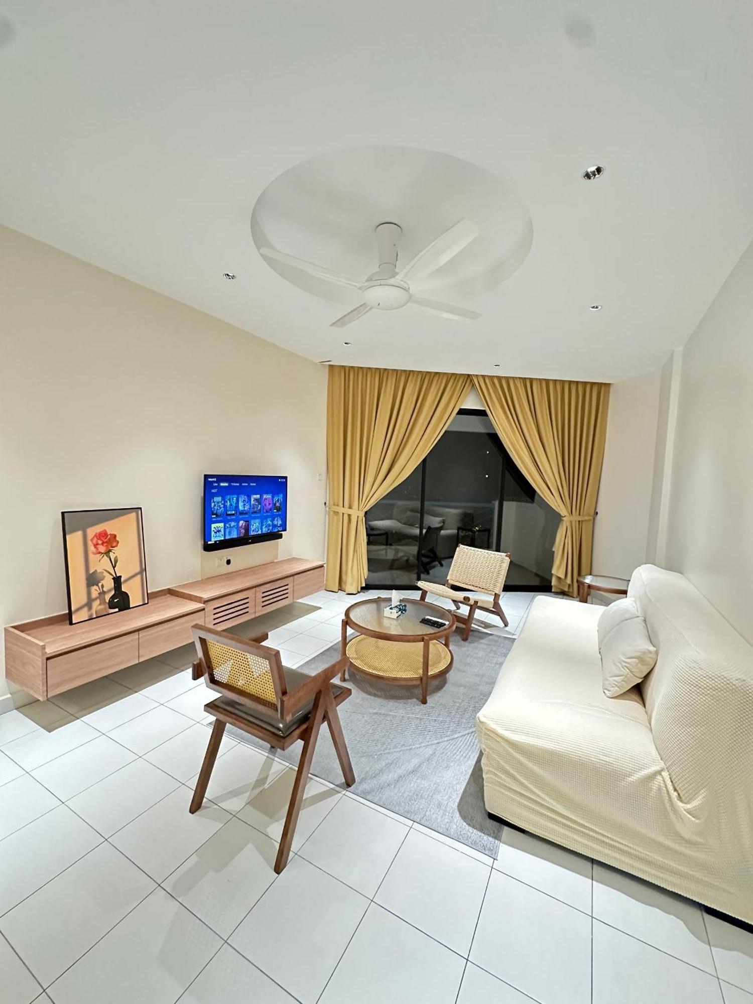 Newly Renovated Comfy Beachfront View At Seri Bulan Петалинг Джая Екстериор снимка