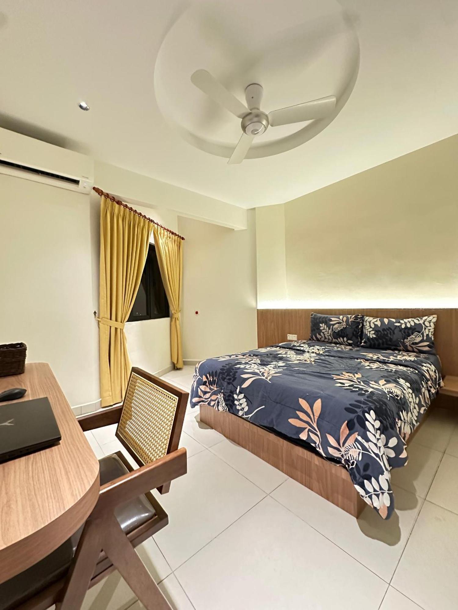 Newly Renovated Comfy Beachfront View At Seri Bulan Петалинг Джая Екстериор снимка