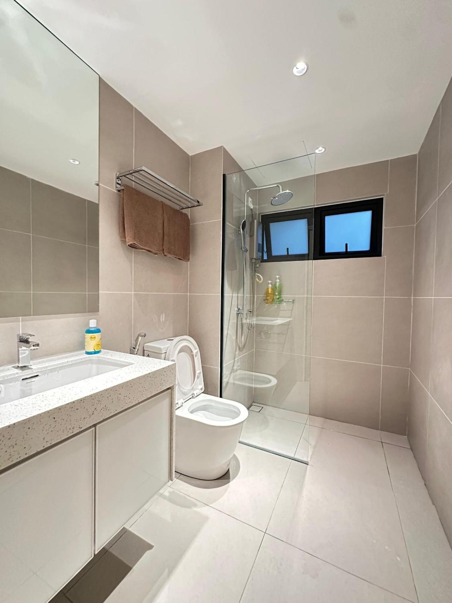 Newly Renovated Comfy Beachfront View At Seri Bulan Петалинг Джая Екстериор снимка
