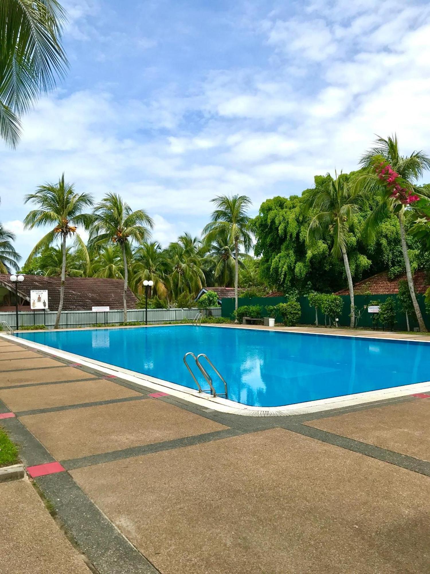 Newly Renovated Comfy Beachfront View At Seri Bulan Петалинг Джая Екстериор снимка